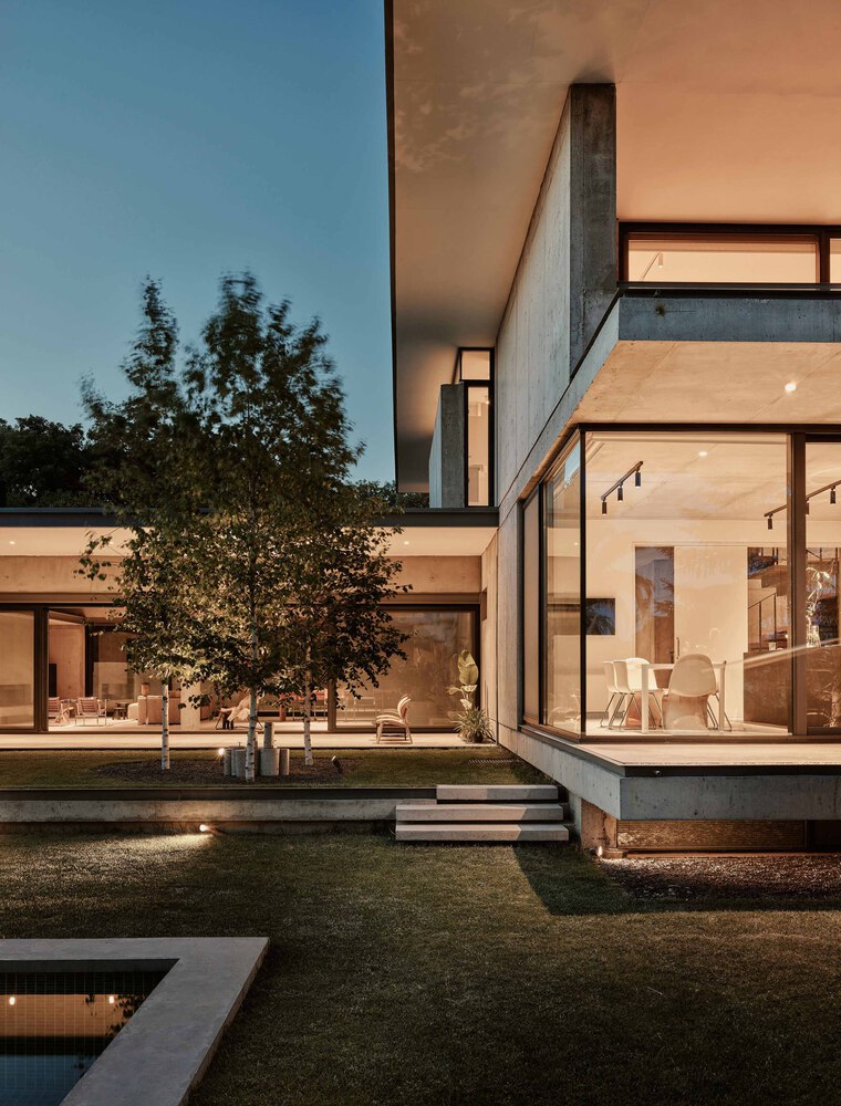 森林流经的房子混凝土和玻璃相结合度假别墅设计