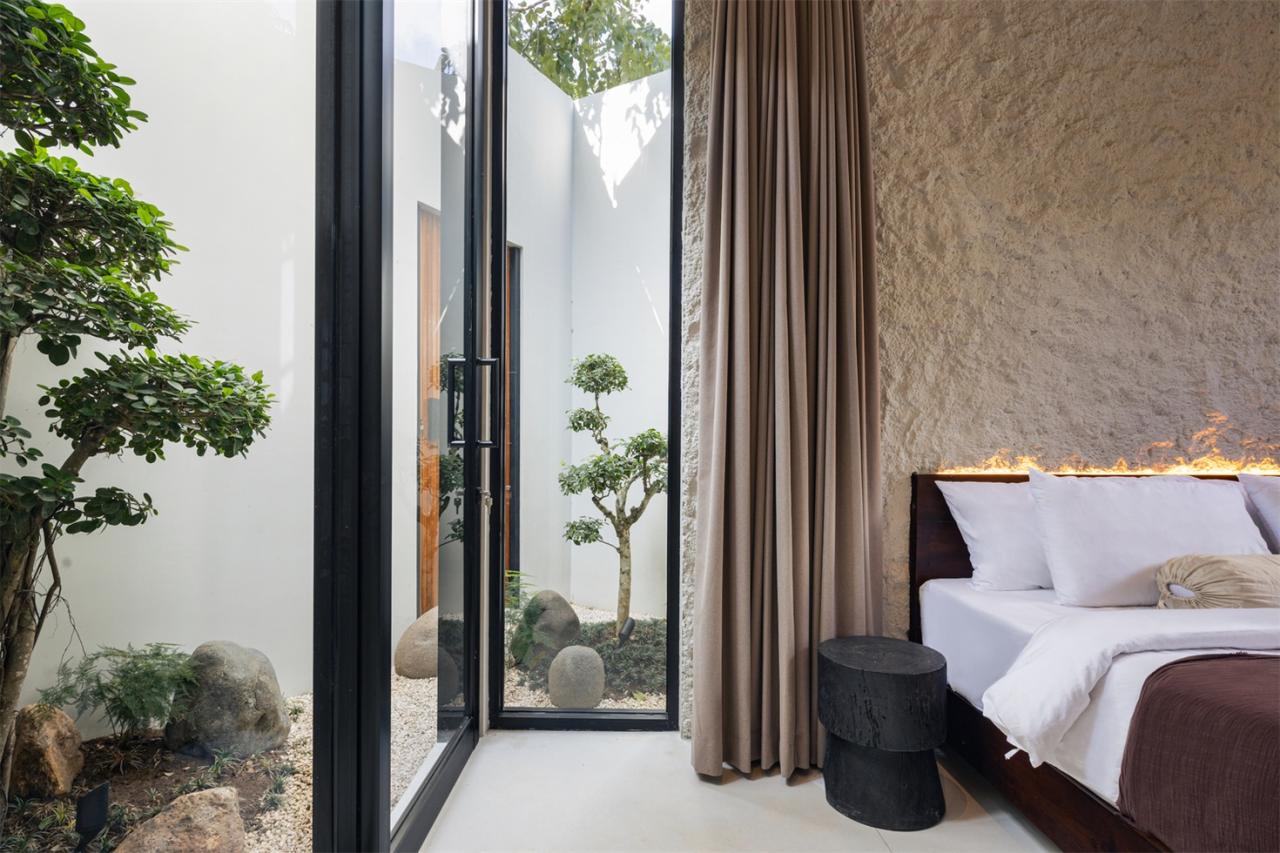 诗意森林里的侘寂之境翻转屋顶下的自然别墅设计