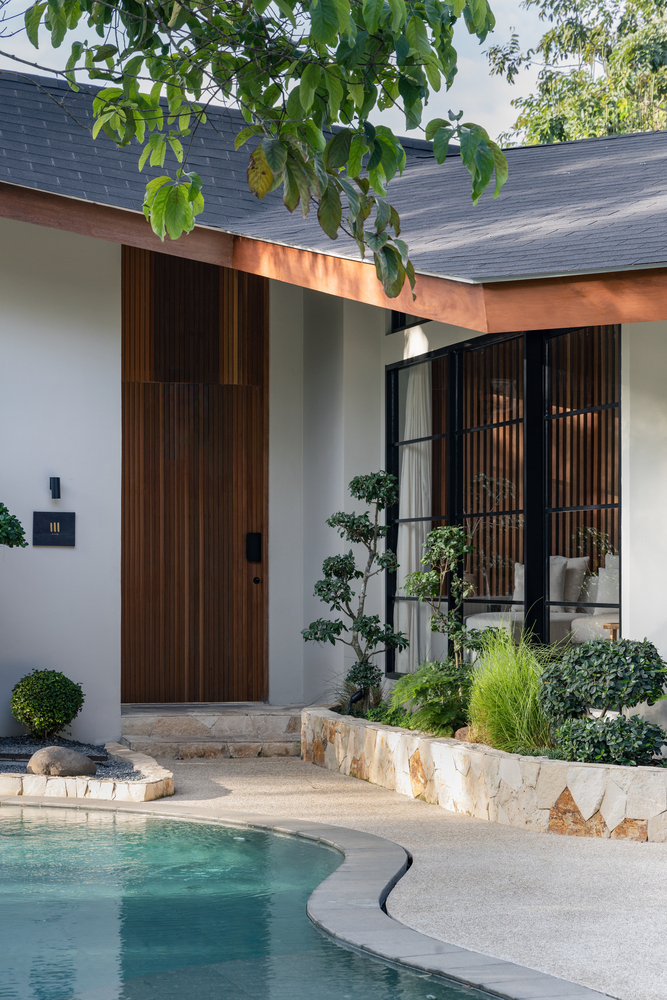 诗意森林里的侘寂之境翻转屋顶下的自然别墅设计