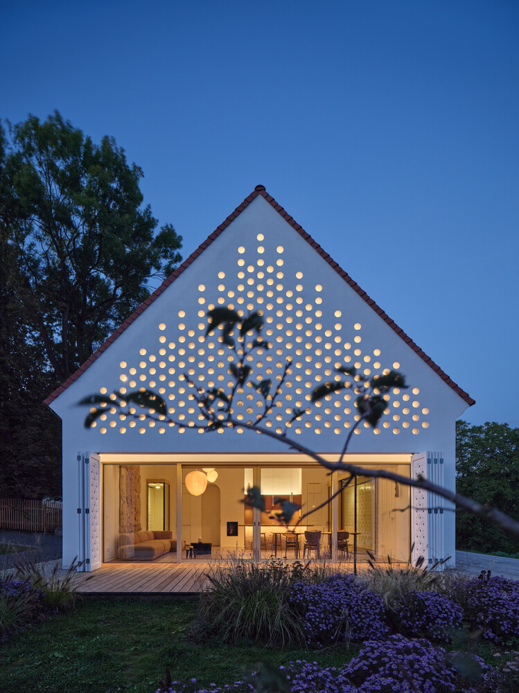 寻迹历史与自然致敬巴洛克与宗教灵感的神圣氛围住宅设计