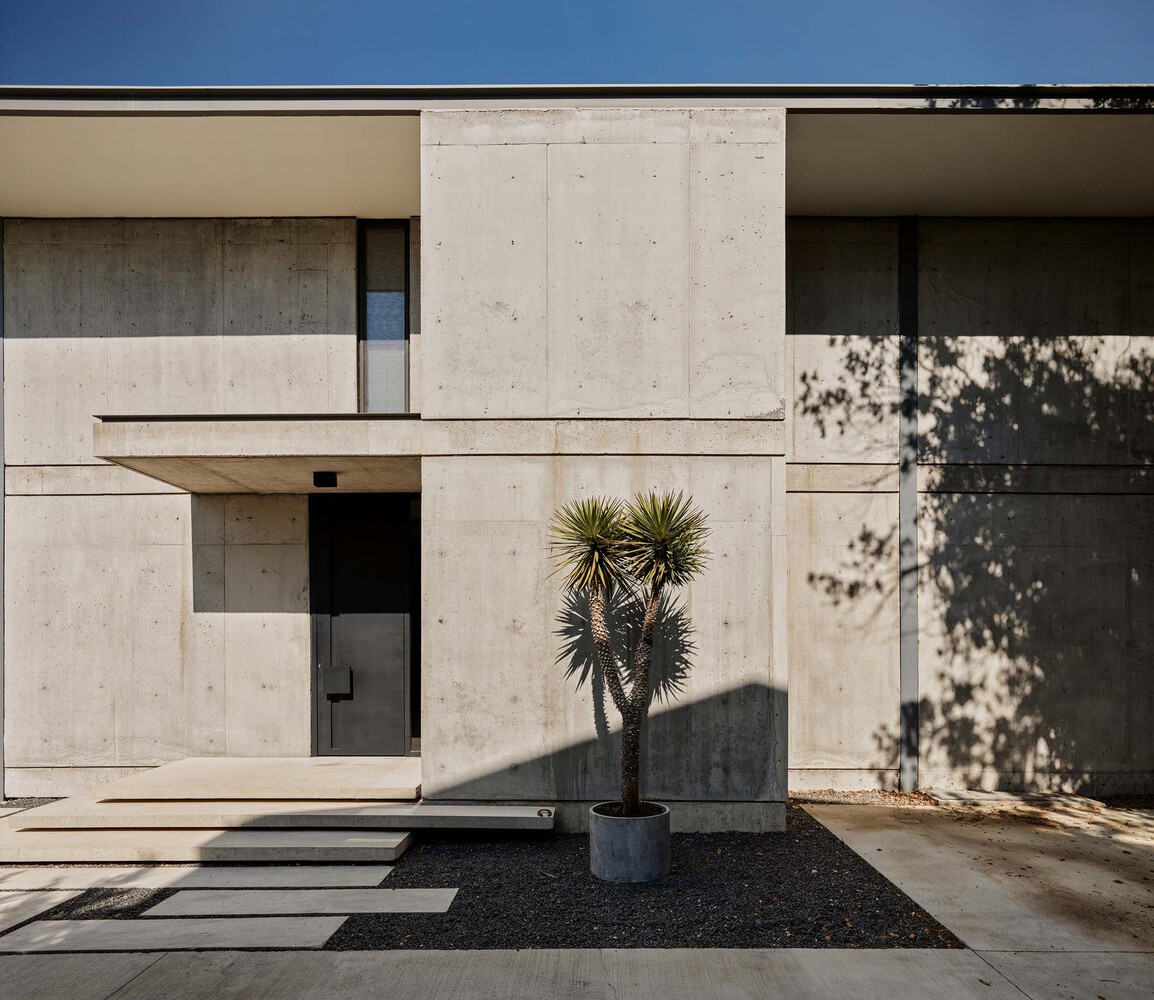 森林流经的房子混凝土和玻璃相结合度假别墅设计