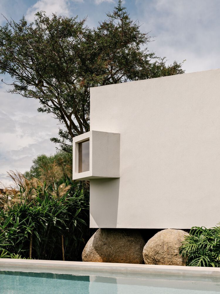 借地势嵌入地下打造庭院核心自然延伸的度假屋设计