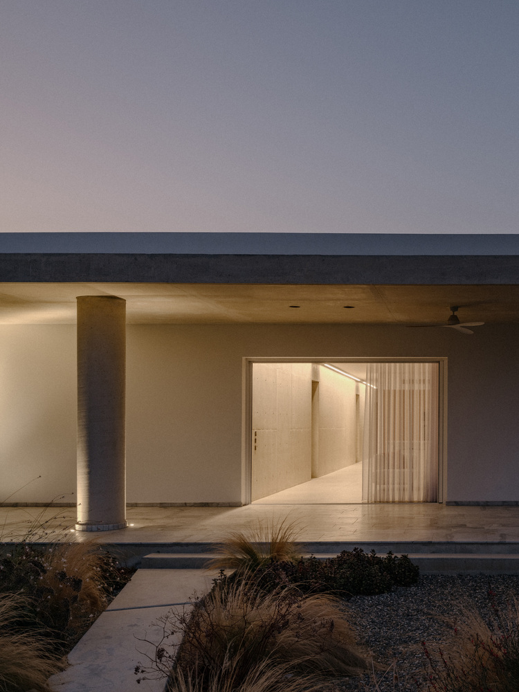 雕塑般裸露混凝土贯穿整个狭长矩形的平房设计