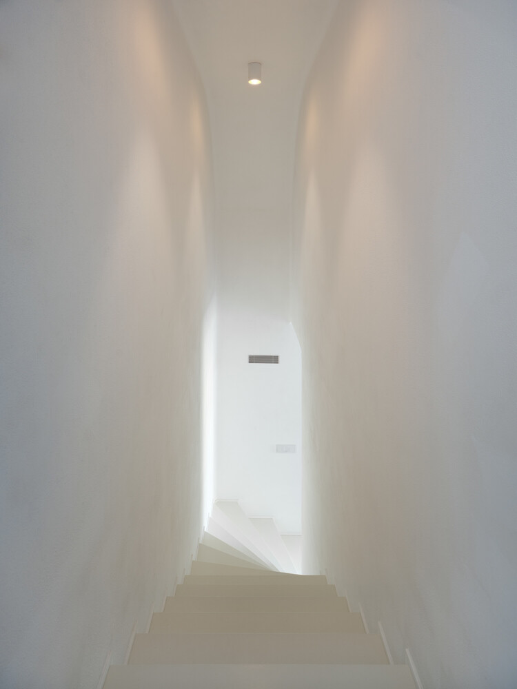 寻迹历史与自然致敬巴洛克与宗教灵感的神圣氛围住宅设计