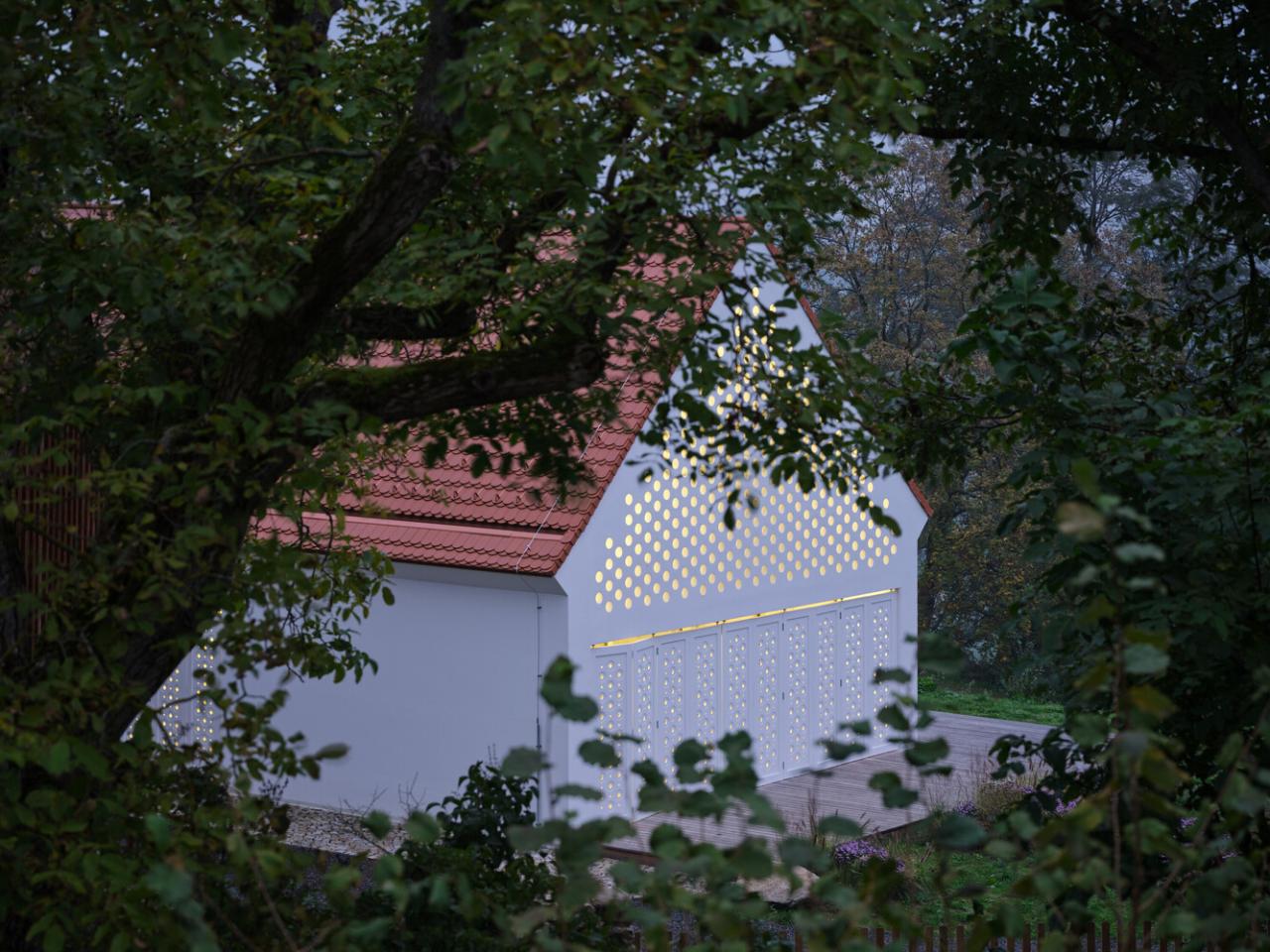 寻迹历史与自然致敬巴洛克与宗教灵感的神圣氛围住宅设计