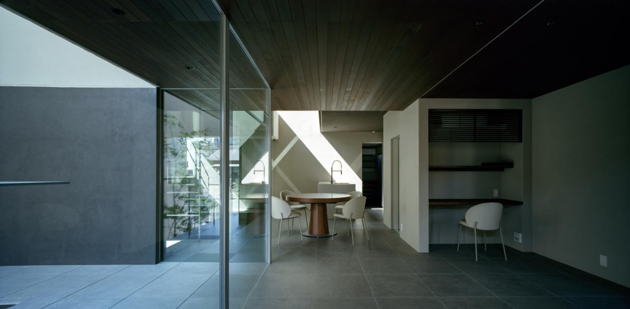 狭缝与开口间营造城市中静谧自然私密的住宅设计