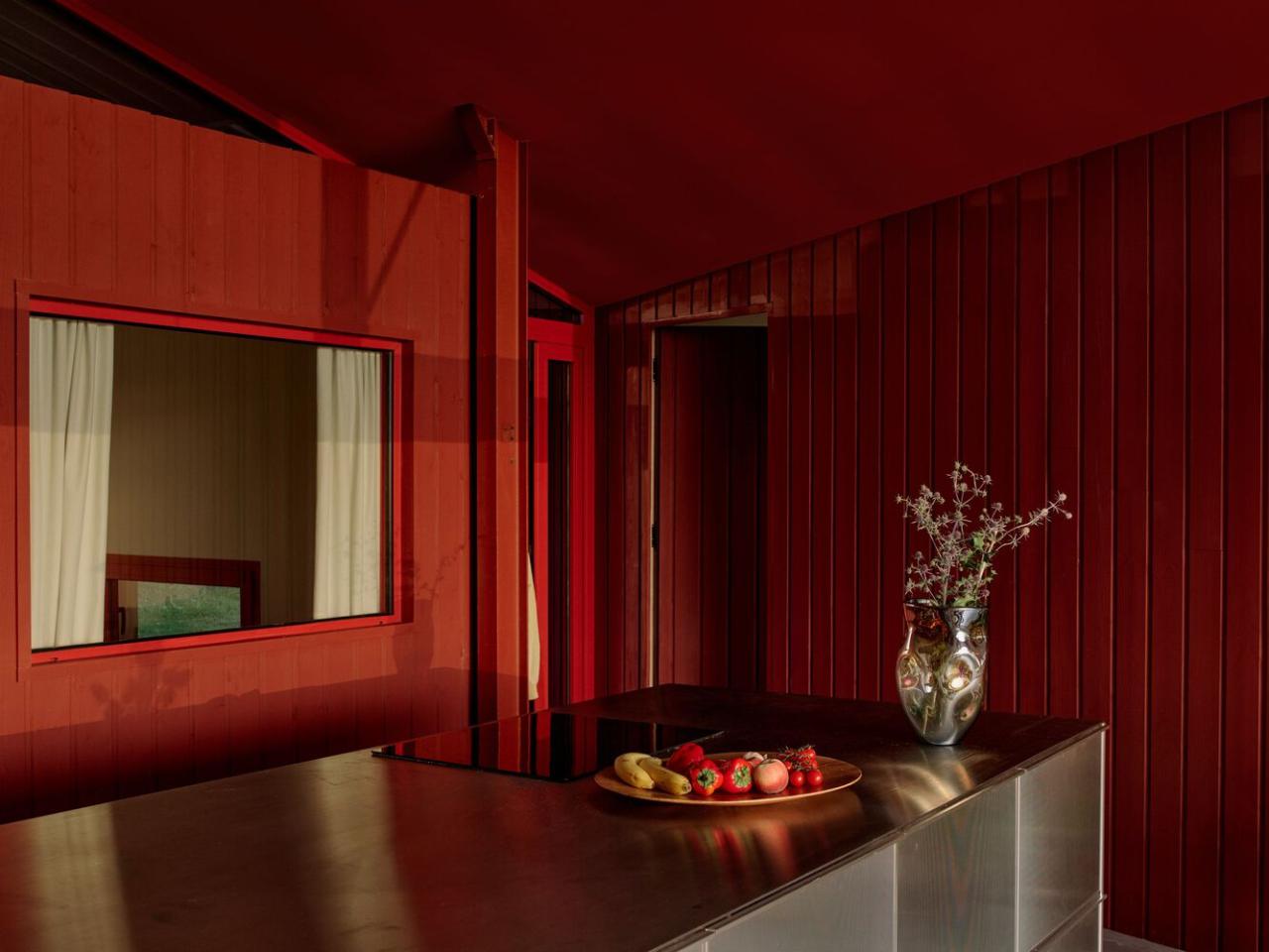 隐藏在葱郁壮丽环境中的红色宝石宁静的度假屋设计