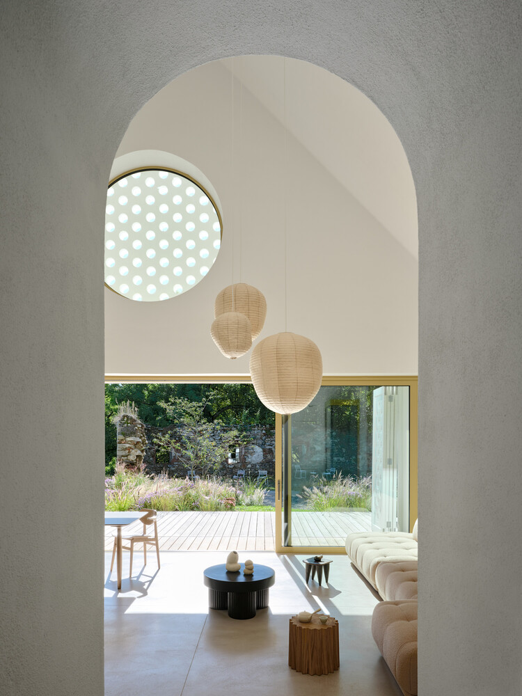 寻迹历史与自然致敬巴洛克与宗教灵感的神圣氛围住宅设计