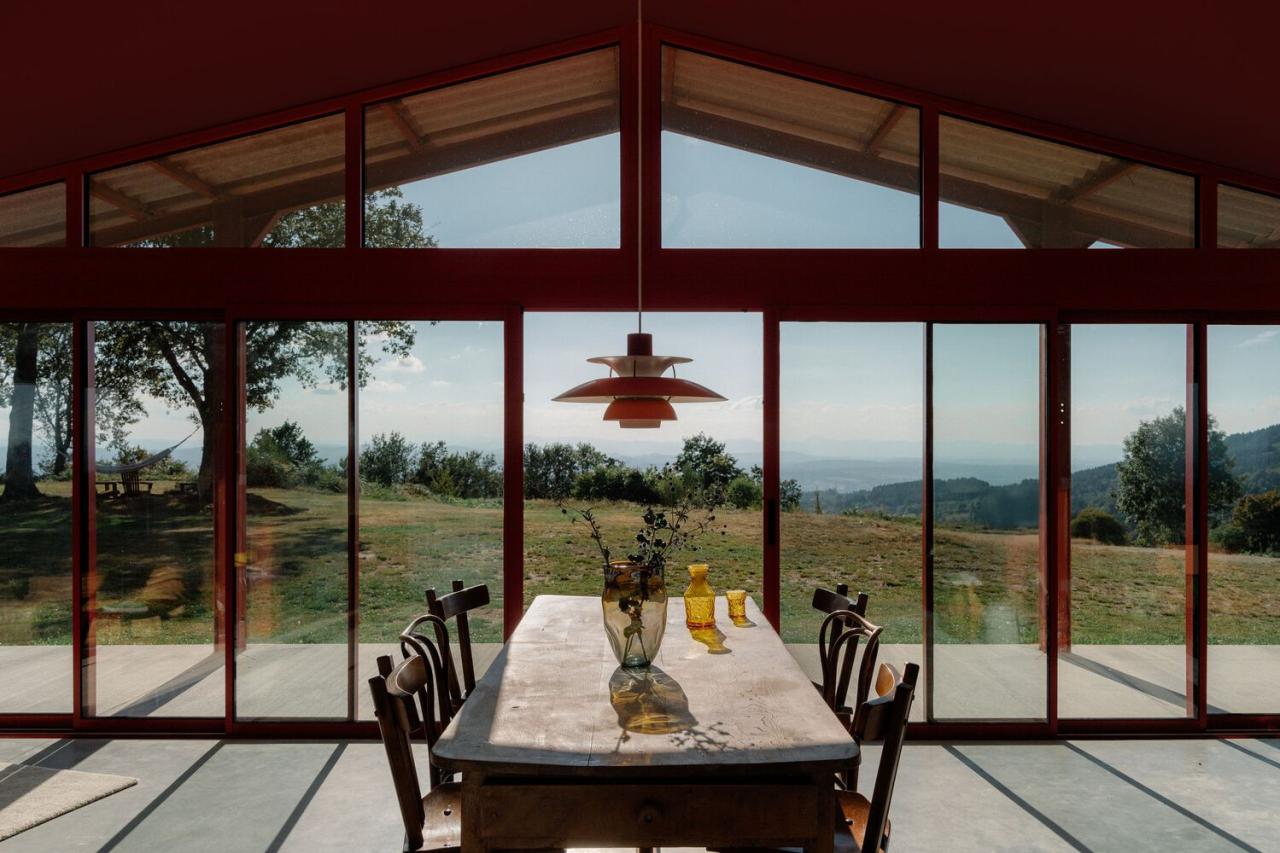 隐藏在葱郁壮丽环境中的红色宝石宁静的度假屋设计