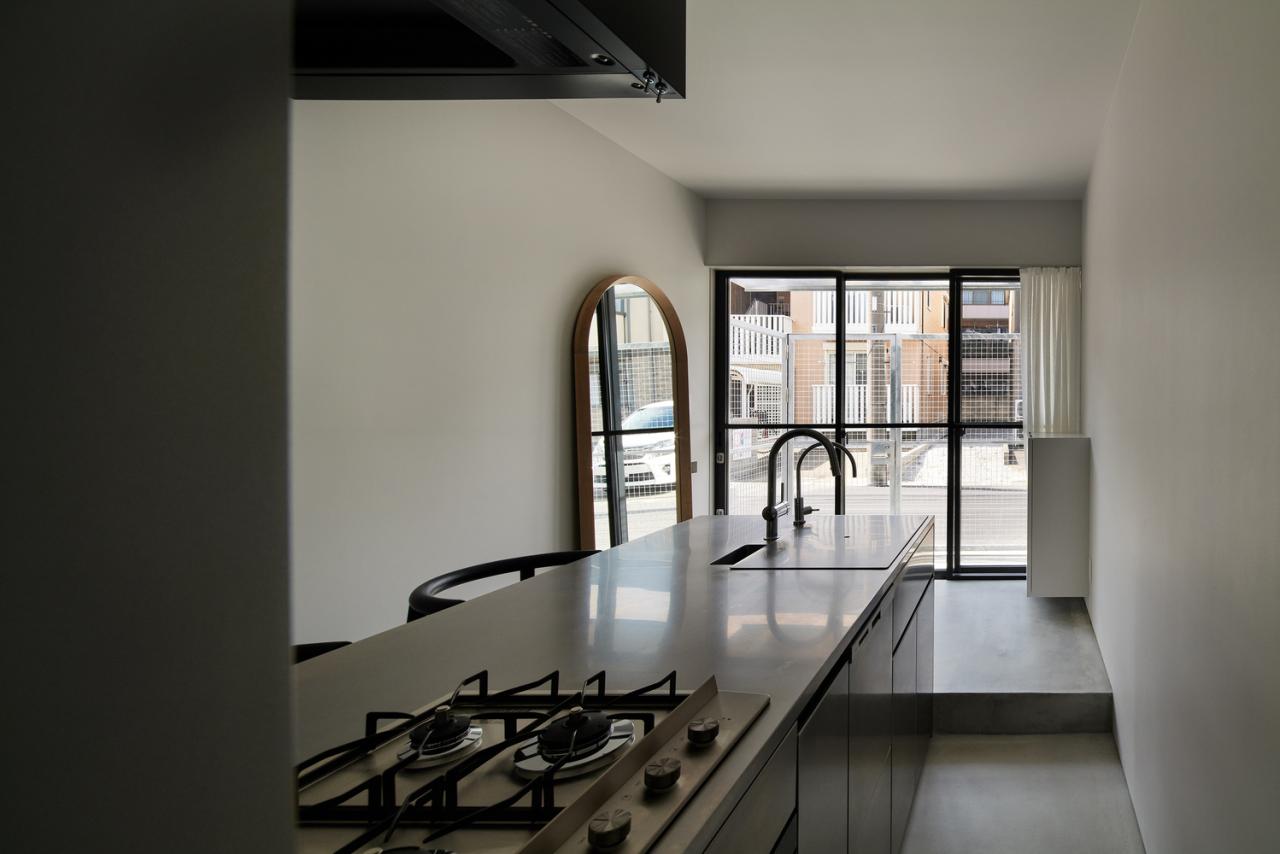 探秘隐居住宅设计 2.5 米窄地空间魔法楼梯串联别样生活