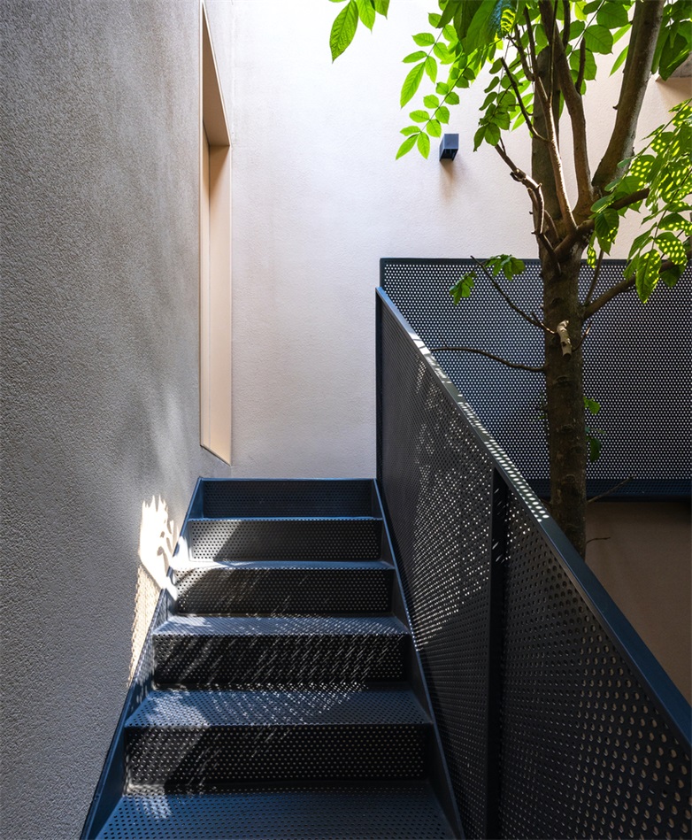 城市小巷夹缝中的山谷秘境承载亲情时光的别墅设计