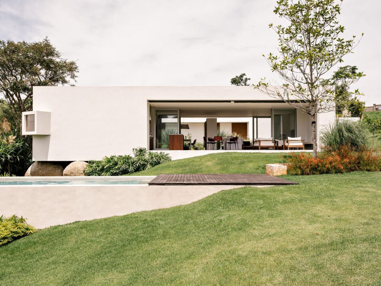 借地势嵌入地下打造庭院核心自然延伸的度假屋设计