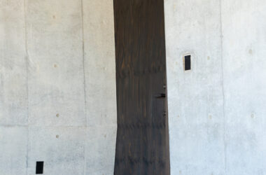 混凝土与木材交织的独特神秘体验静谧栖居的住宅设计-BIM建筑网