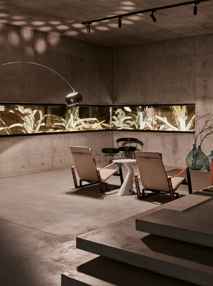 森林流经的房子混凝土和玻璃相结合度假别墅设计