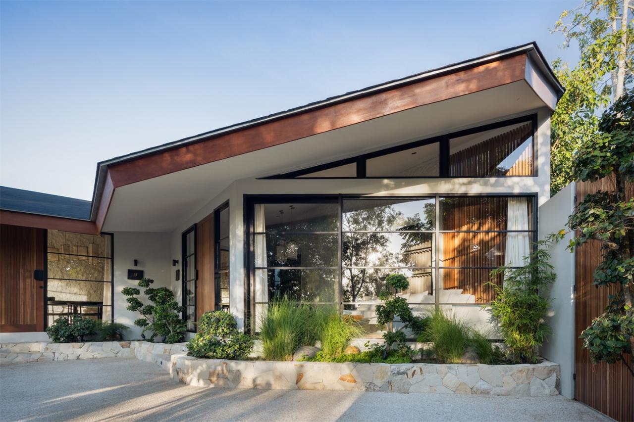 诗意森林里的侘寂之境翻转屋顶下的自然别墅设计