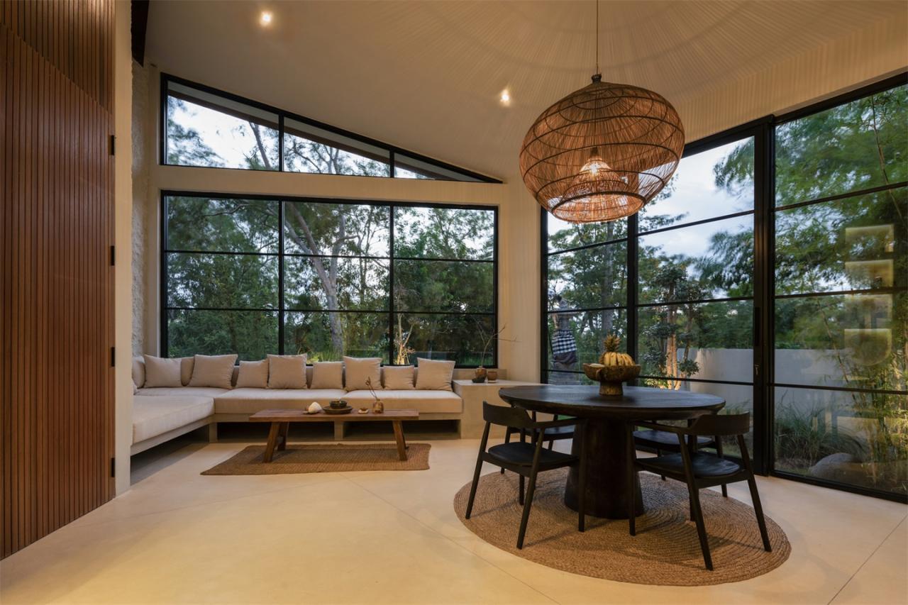 诗意森林里的侘寂之境翻转屋顶下的自然别墅设计