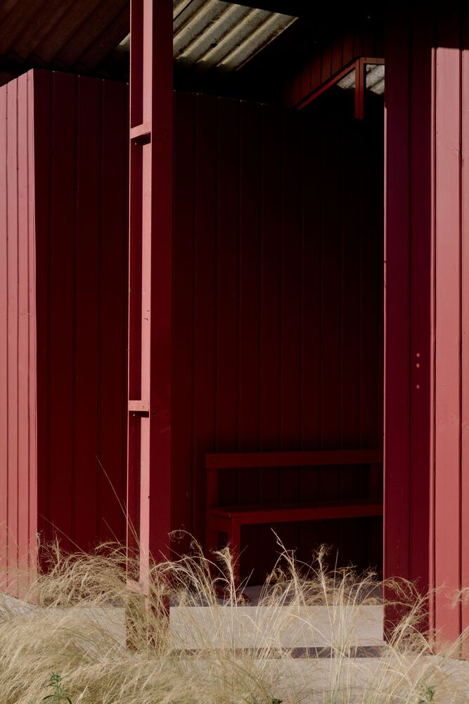 隐藏在葱郁壮丽环境中的红色宝石宁静的度假屋设计