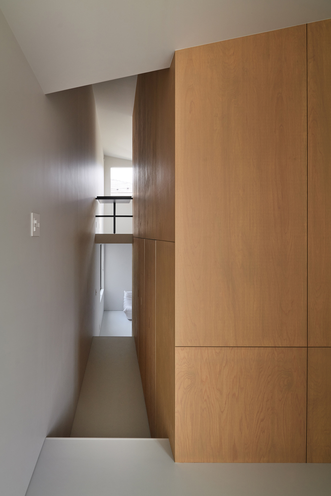 探秘隐居住宅设计 2.5 米窄地空间魔法楼梯串联别样生活