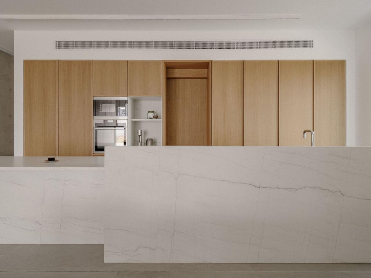 雕塑般裸露混凝土贯穿整个狭长矩形的平房设计