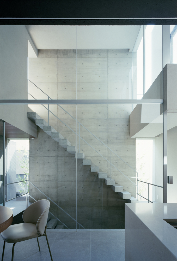 狭缝与开口间营造城市中静谧自然私密的住宅设计