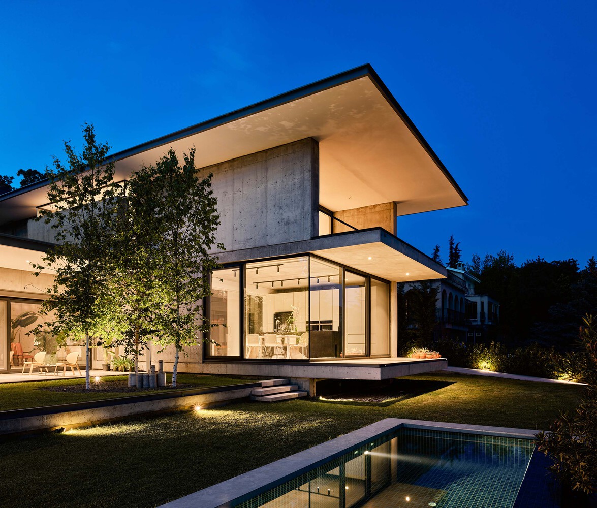 森林流经的房子混凝土和玻璃相结合度假别墅设计