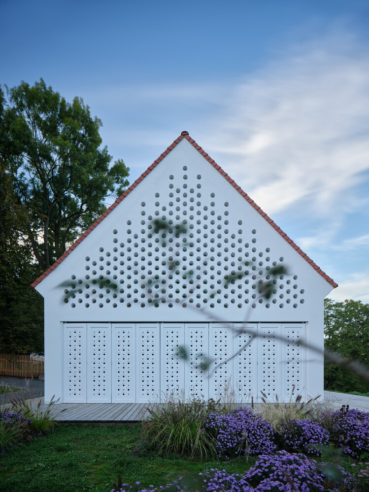 寻迹历史与自然致敬巴洛克与宗教灵感的神圣氛围住宅设计