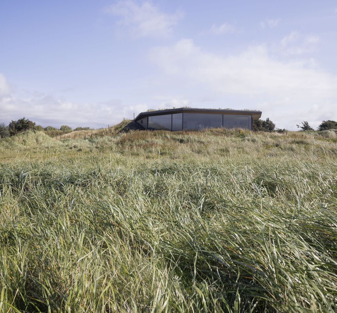 与沙丘和大海共生挪威海岸自然诗意开阔之美的度假屋设计