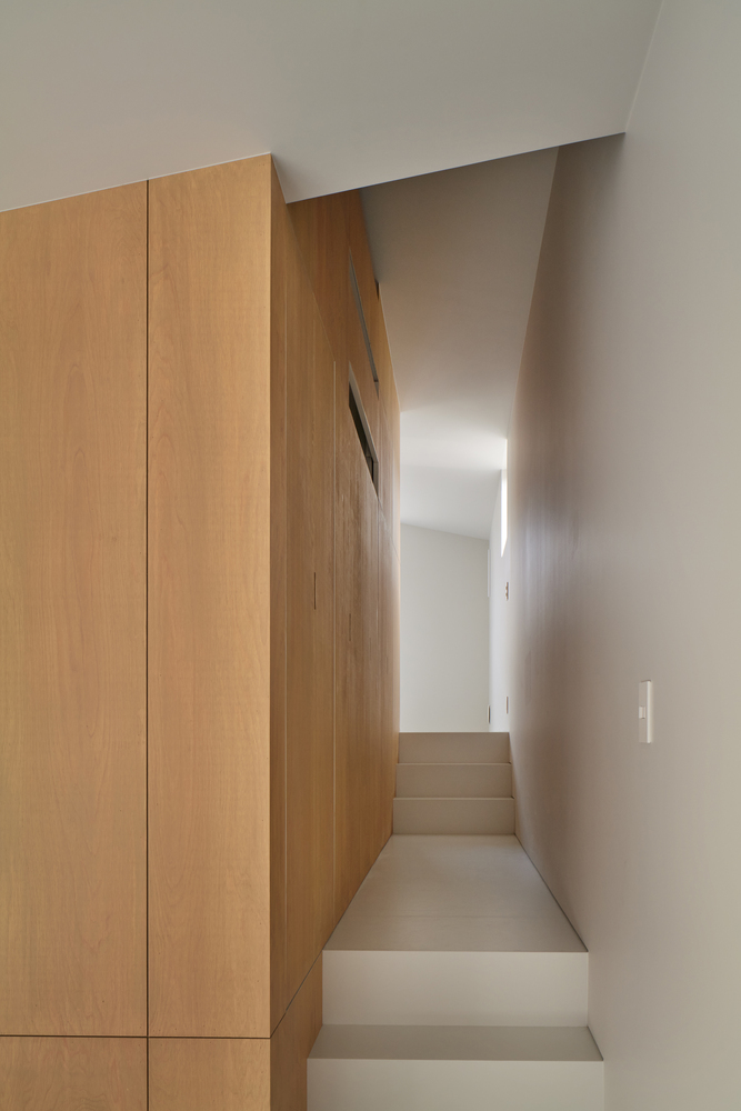 探秘隐居住宅设计 2.5 米窄地空间魔法楼梯串联别样生活