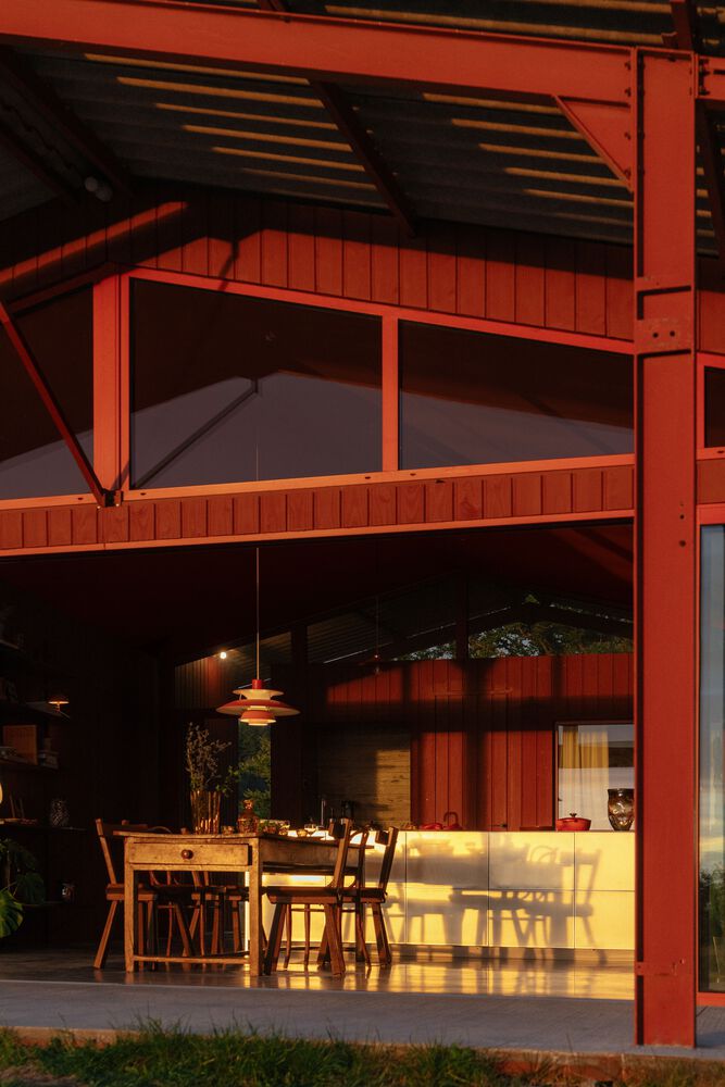 隐藏在葱郁壮丽环境中的红色宝石宁静的度假屋设计