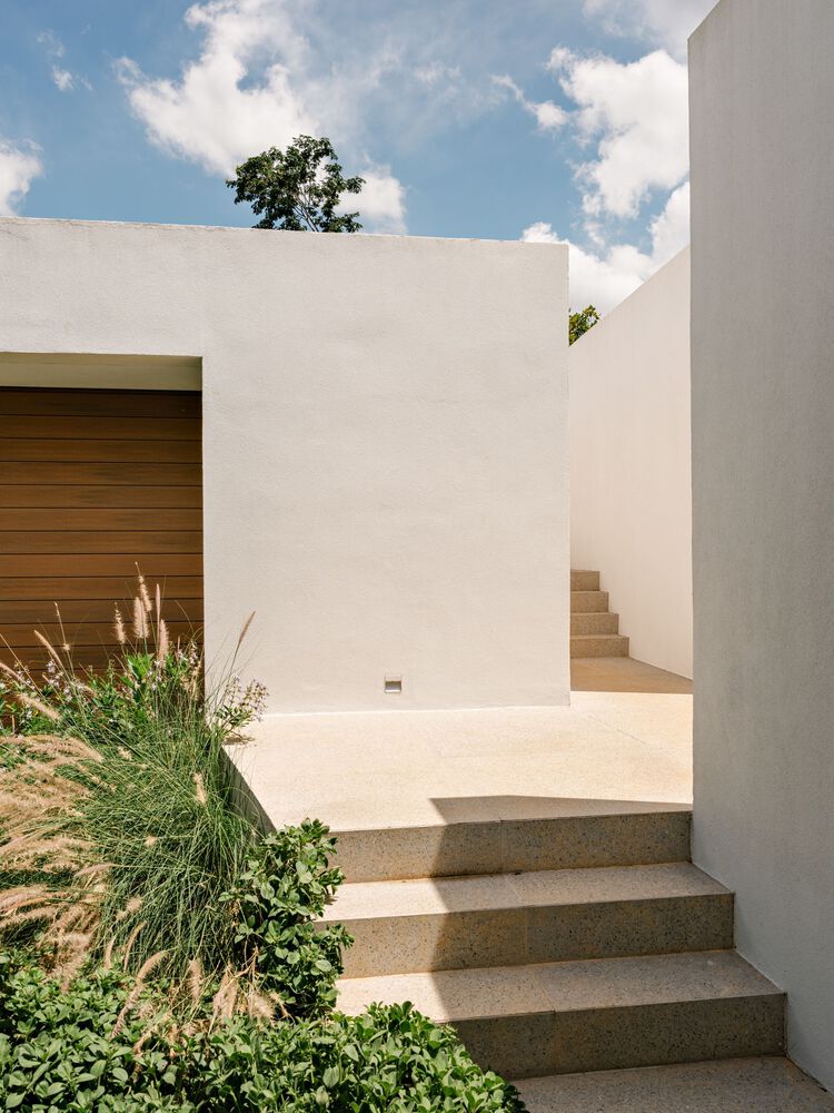 借地势嵌入地下打造庭院核心自然延伸的度假屋设计