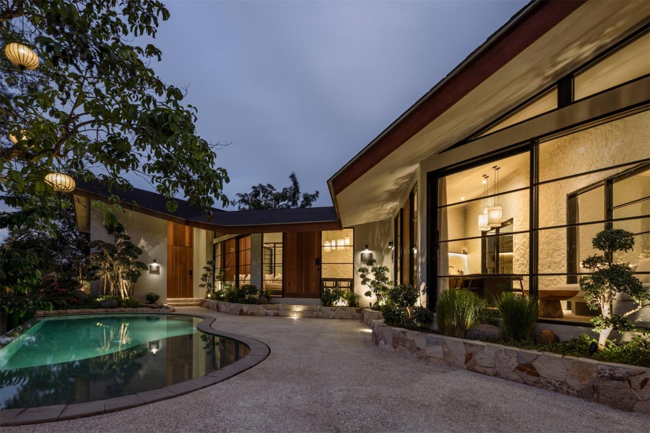 诗意森林里的侘寂之境翻转屋顶下的自然别墅设计