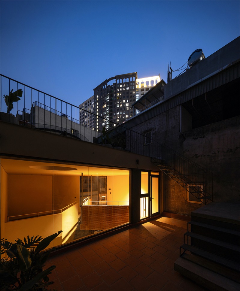 城市小巷夹缝中的山谷秘境承载亲情时光的别墅设计