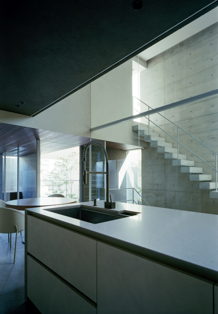 狭缝与开口间营造城市中静谧自然私密的住宅设计