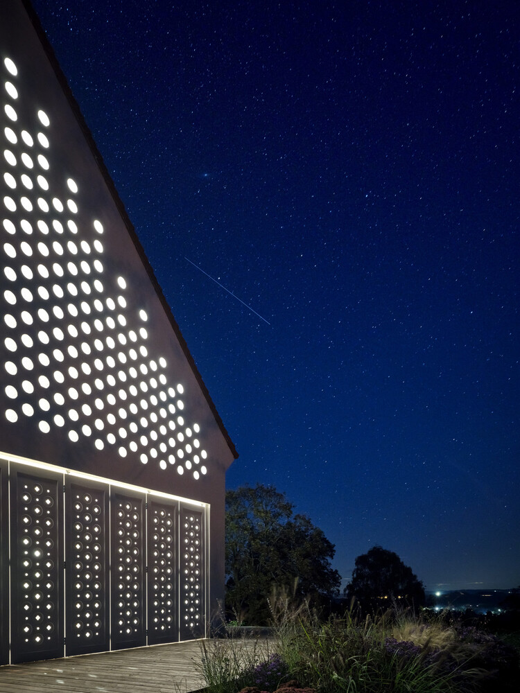 寻迹历史与自然致敬巴洛克与宗教灵感的神圣氛围住宅设计