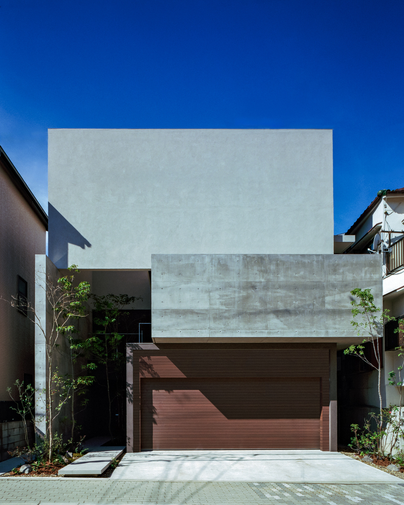 狭缝与开口间营造城市中静谧自然私密的住宅设计