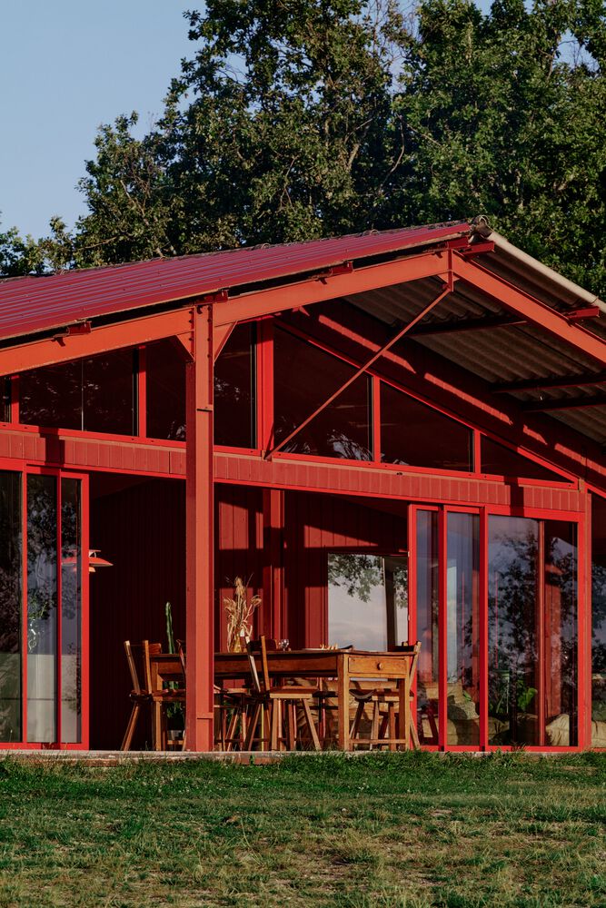 隐藏在葱郁壮丽环境中的红色宝石宁静的度假屋设计