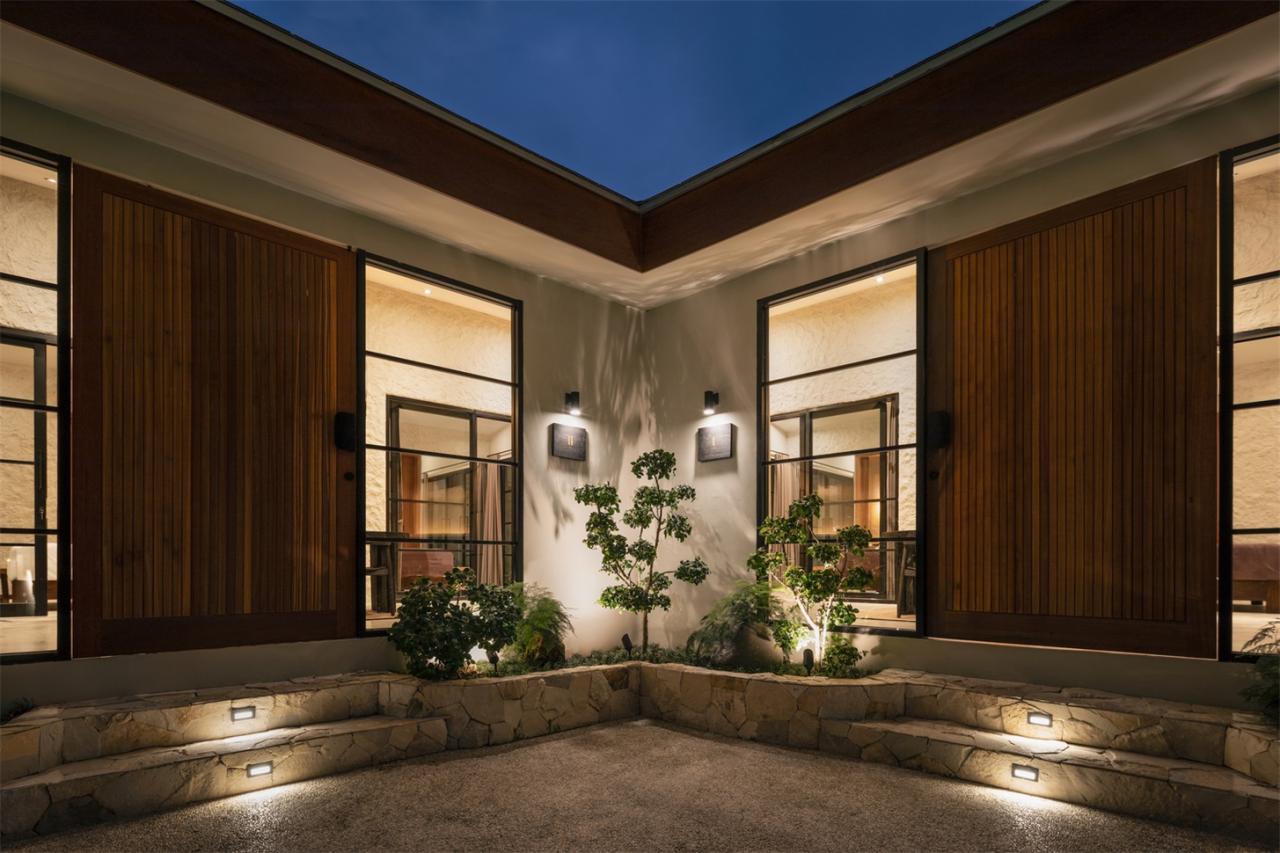 诗意森林里的侘寂之境翻转屋顶下的自然别墅设计