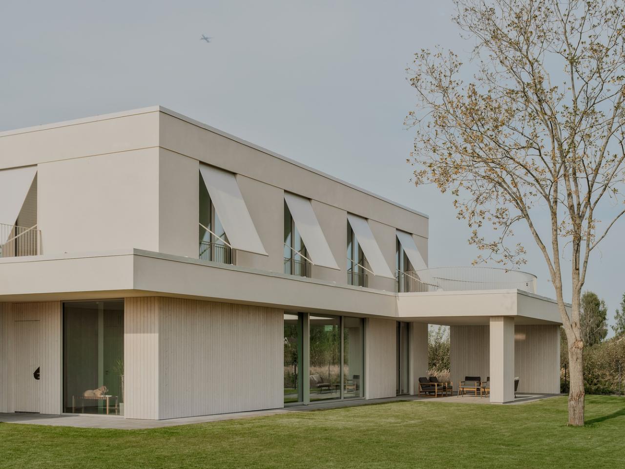 温暖自然流畅细节简洁线性对称韵律的极简别墅设计