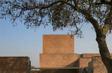 让生活亲近自然调和传统与现代的红砖乡村别墅设计-BIM建筑网