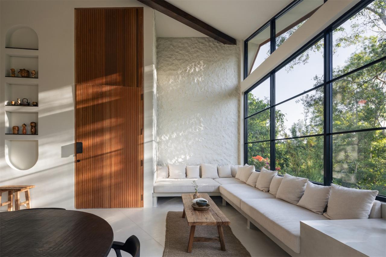 诗意森林里的侘寂之境翻转屋顶下的自然别墅设计