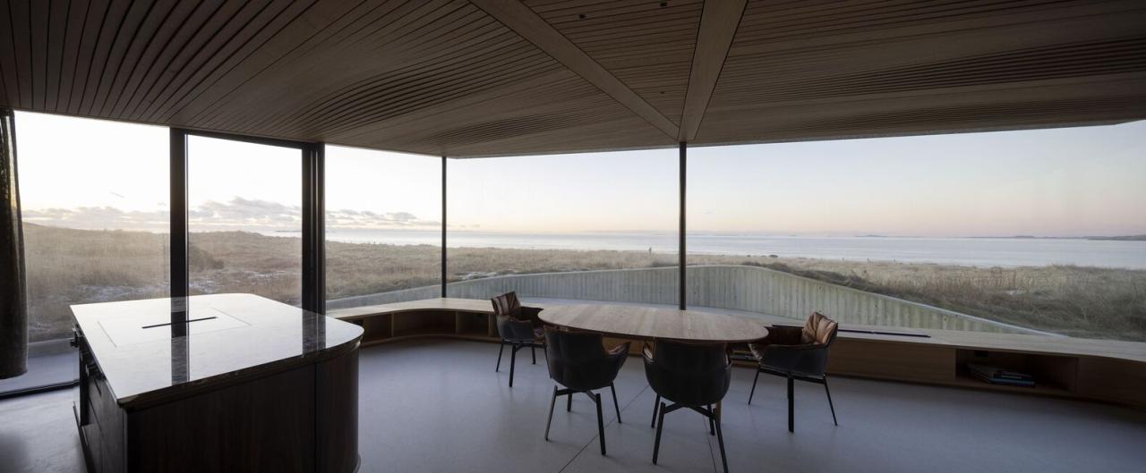 与沙丘和大海共生挪威海岸自然诗意开阔之美的度假屋设计