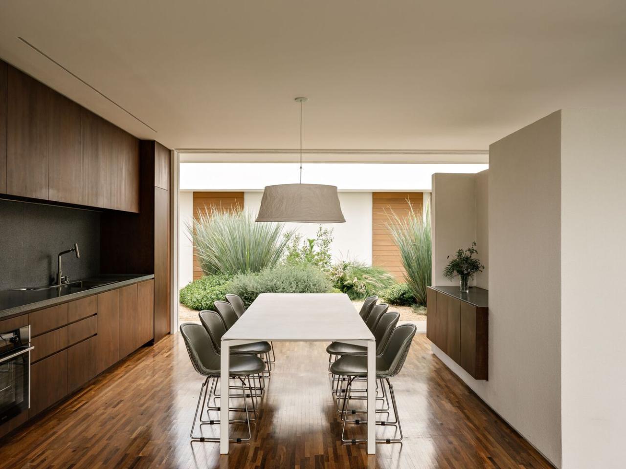 借地势嵌入地下打造庭院核心自然延伸的度假屋设计