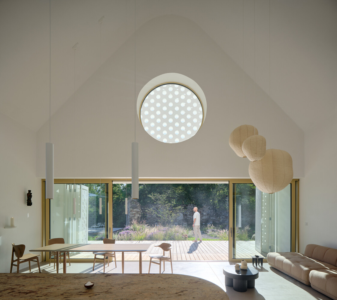 寻迹历史与自然致敬巴洛克与宗教灵感的神圣氛围住宅设计