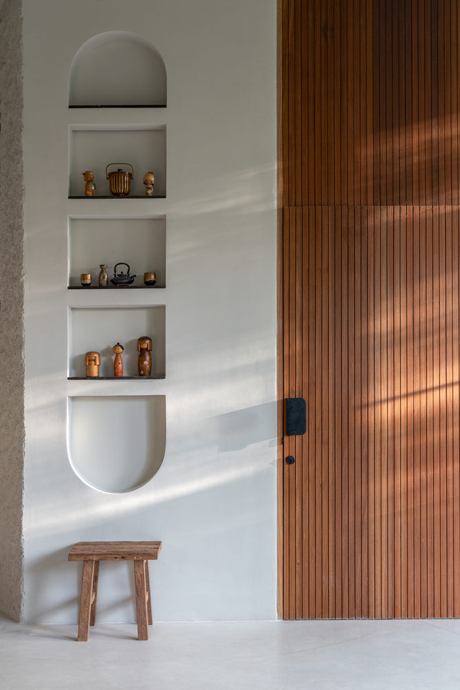 诗意森林里的侘寂之境翻转屋顶下的自然别墅设计