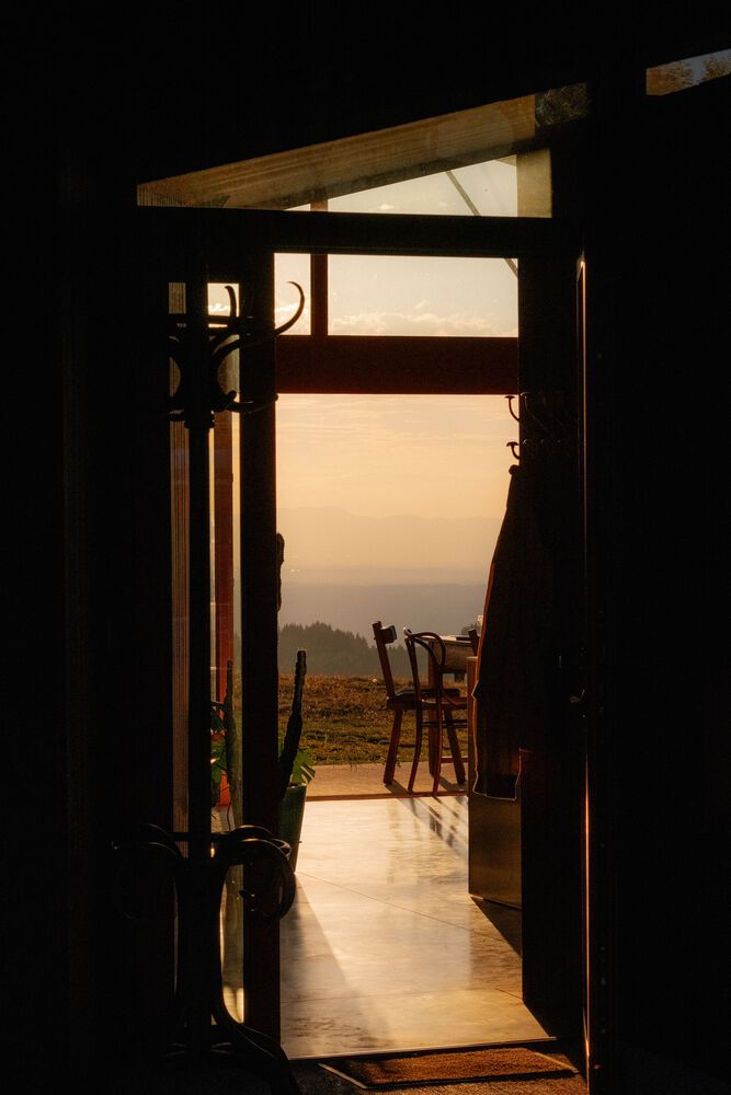 隐藏在葱郁壮丽环境中的红色宝石宁静的度假屋设计