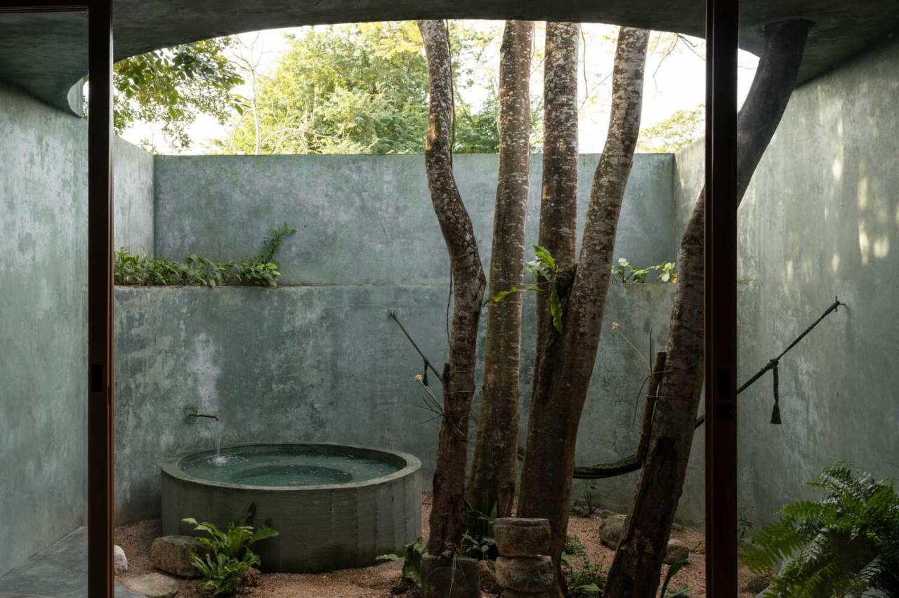 从天然井与洞穴汲取灵感光影交织下感知时间的度假屋设计