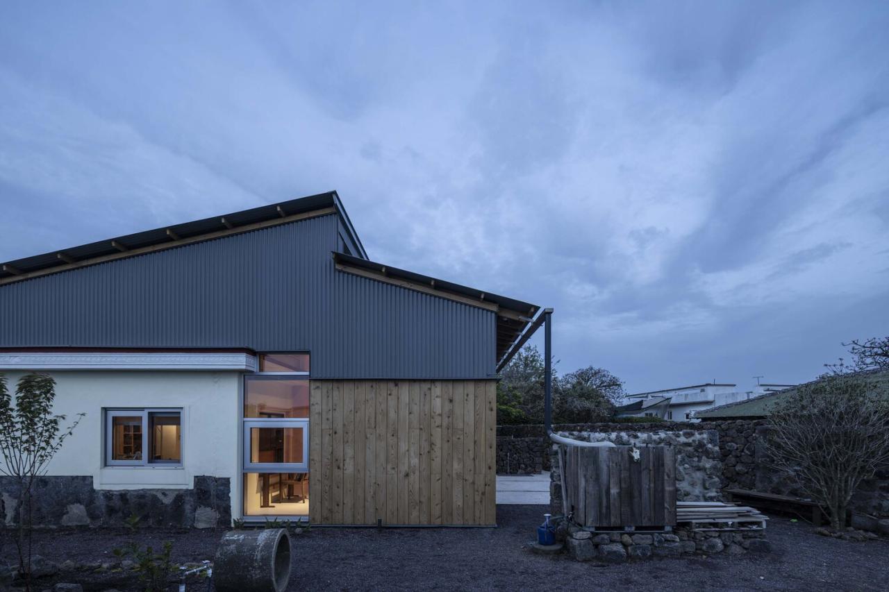济州岛老房的新生新旧结构交织续写传统居住记忆的住宅设计