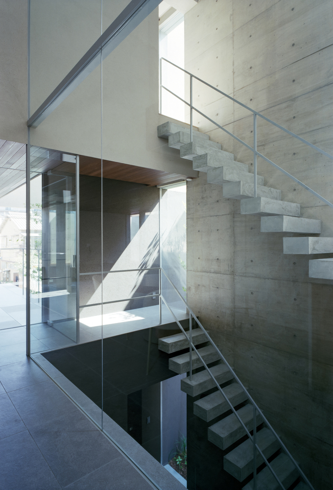 狭缝与开口间营造城市中静谧自然私密的住宅设计