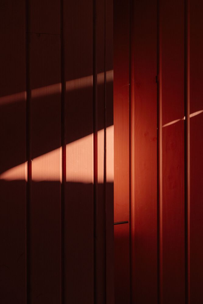 隐藏在葱郁壮丽环境中的红色宝石宁静的度假屋设计