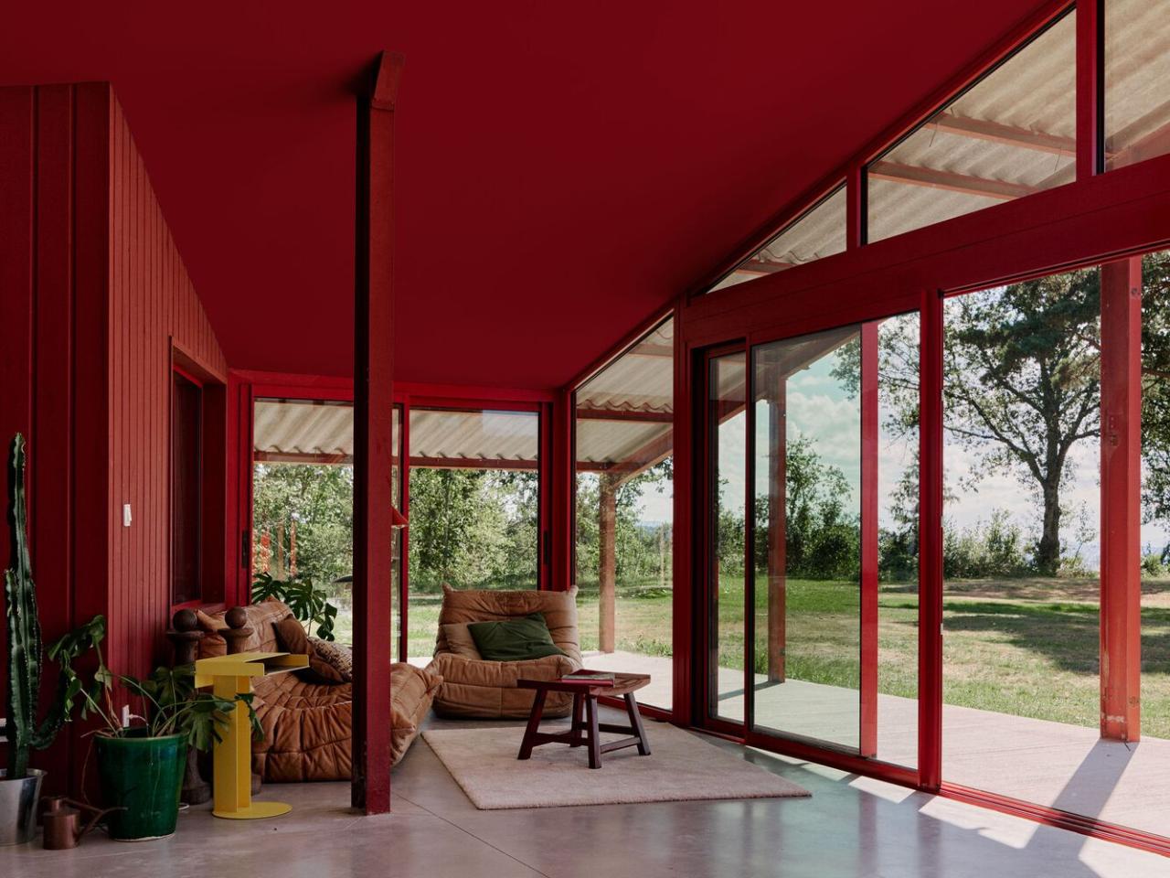 隐藏在葱郁壮丽环境中的红色宝石宁静的度假屋设计